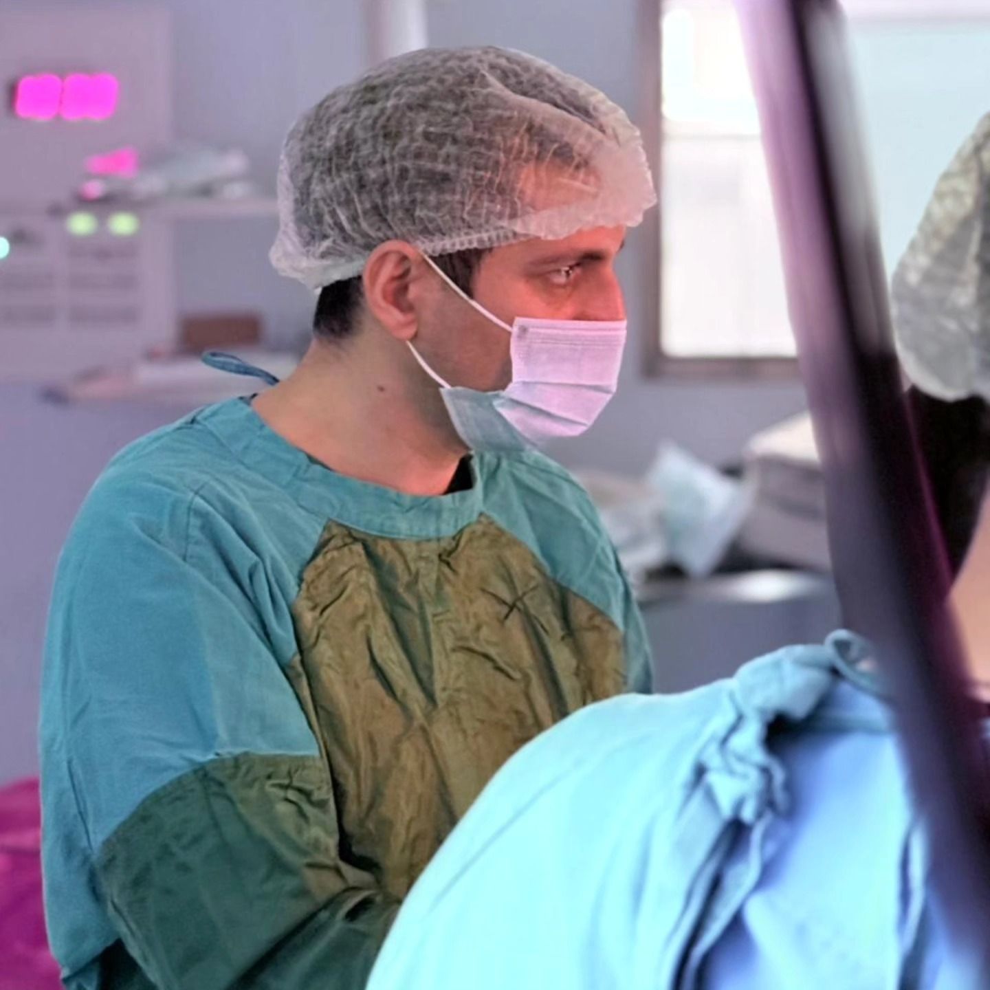 Əməliyyat otağında neyrocərrahi prosedur